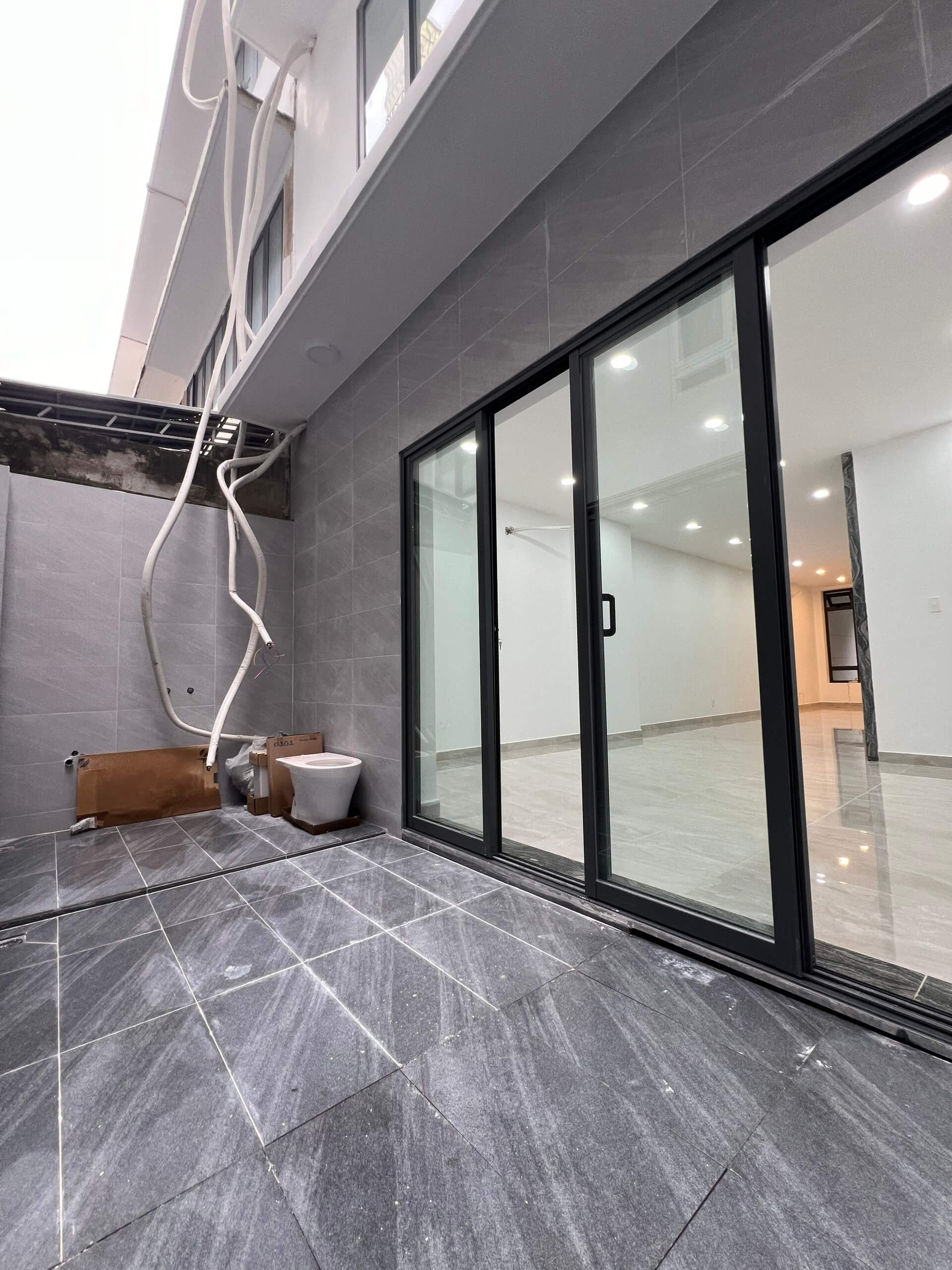Nhà hoàn thiện có thang máy 5x20m sàn trống suốt - Ảnh 11